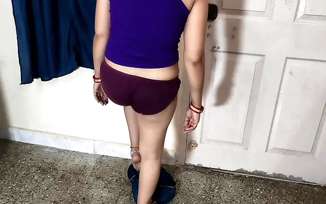 Hijastra comparte cama con su padrastro y la terminan follando duro por confusion