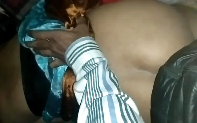 Mi mejor amiga me masturba hasta que me corro en sus tetas