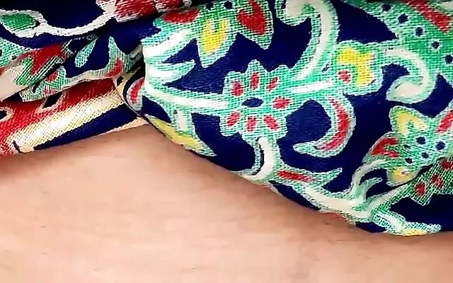 Fodendo esposa gostosa na cozinha at&eacute; ela gozar, levando tapa na bunda grande e gemendo muito