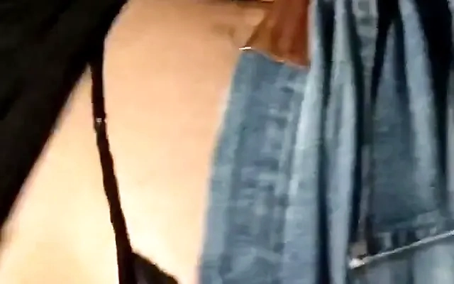 Foda caseira dona de casa gr&aacute;vida deixa de fazer os afazeres de casa pra sentar no pau duro do marido. A safada gosta de leitinho dentro