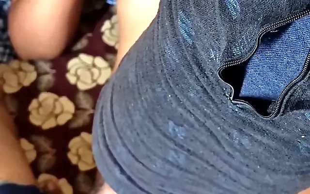 Espiei minha madrasta tomando banho e ela me castigou com sua enorme bunda