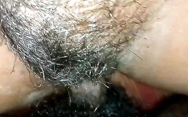Tia e sobrinha foram surpreendidas por 2 amigos na piscina