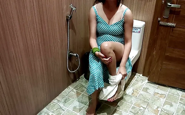 [English Dubbing] Unsatisfied with her boyfriend's prematurely ejaculating small fish dick, Emi satisfies her sexual desires with her friend's immensely strong dick! Emi looks serious, but she's actually a sex seeker!