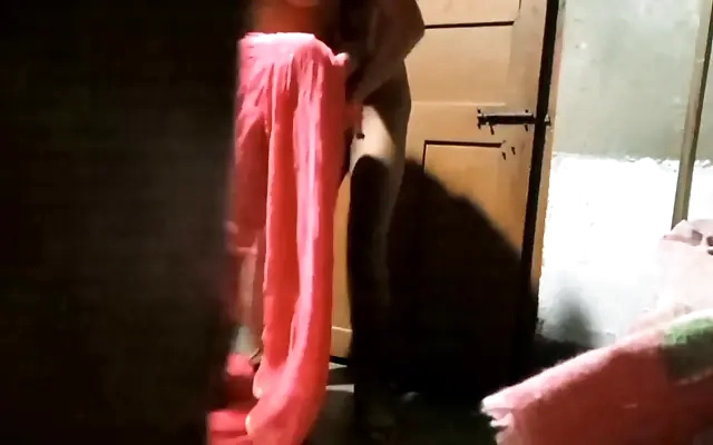 Sexi Madrastra Limpiando el Cuarto con Pantalones Ajustados y su Hijastro no Pudo Resistir la Tentacion de su Gran Culo
