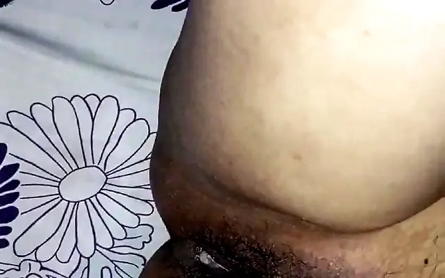 Milf Madrastra ninfomana me folla todas las noches a escondidas del cornudo de mi padrastro.