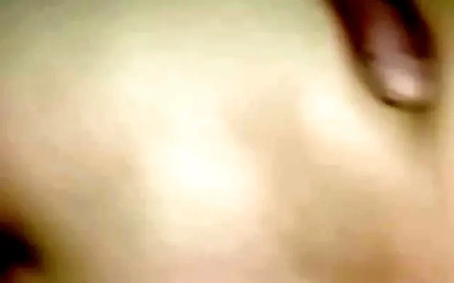 Mandei o entregador entrar e me foder gostoso em minha cama, safado TIROU A CAMISINHA e deu leitinho na minha boca (part 2) - Drii cordeiro