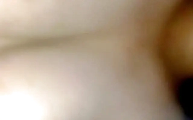 Empurrei a piroca no cu da novinha rabuda e botei ela para mamar.