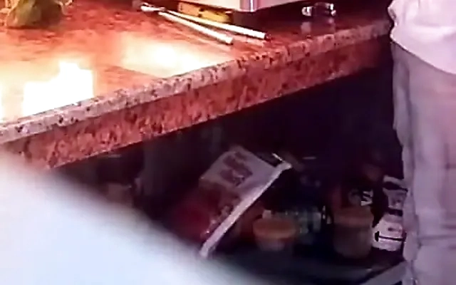 Casada conhece dois novinhos na balada, apronta na frente do corno, leva eles embora pro carro e depois fode na rua! COMPLETO RED