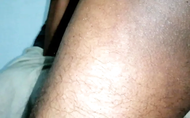 &iexcl;Buen muchacho! - Mi madrastra est&aacute; cansada de que me masturbe y me pajea con su gran culo - Tara Rico