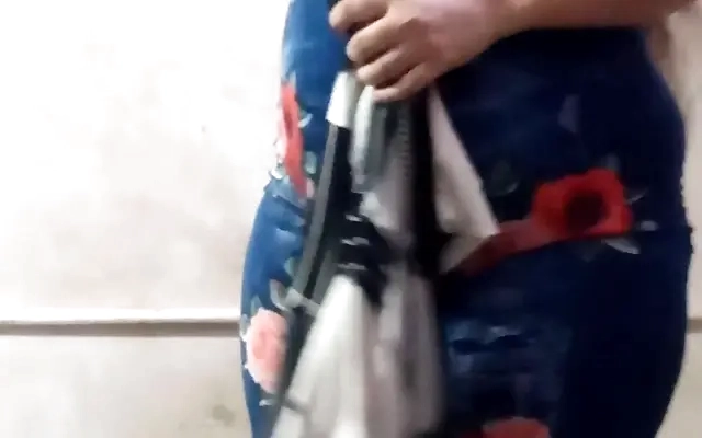 joven latina sabe como hacer feliz a su marido cabalgando su polla en el sof&aacute;