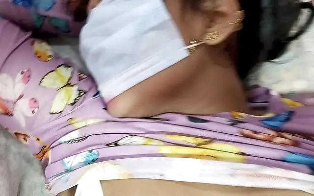 Chudai - Madrastra India tetona se folla al novio de su Hijastra y le dejan el co&ntilde;o lleno de leche.