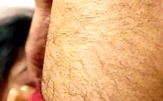Milf seduce a joven con sus enormes tetas tras ser enga&ntilde;ada por su esposo