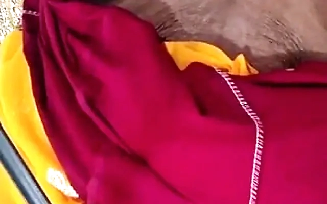 Une coquine heureuse car elle a une bite dans le cul et une dans la chatte !