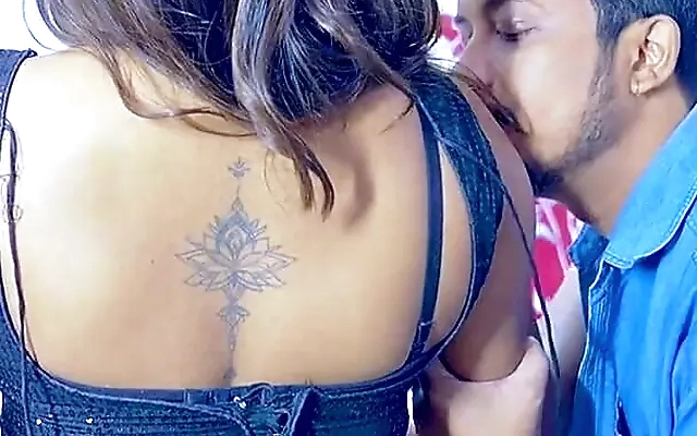 Mi madrastra cachonda me hace un masaje y me la follo