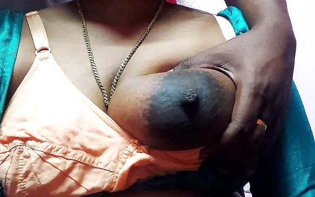 Me estaba ba&ntilde;ando y mi vecino se mete conmigo para cogerme y correrse en mi boca