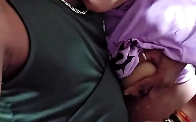 Elle pr&eacute;pare une surprise coquine &agrave; son mari, pour la remercier il va bien la d&eacute;monter !