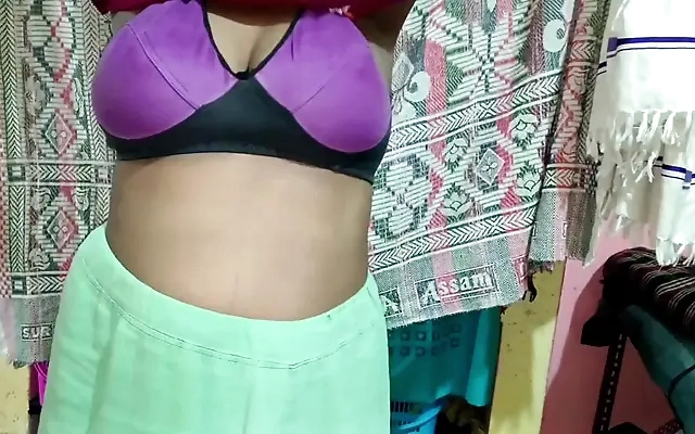 Se deja seducir de 2 enormes vergas con su novio al lado