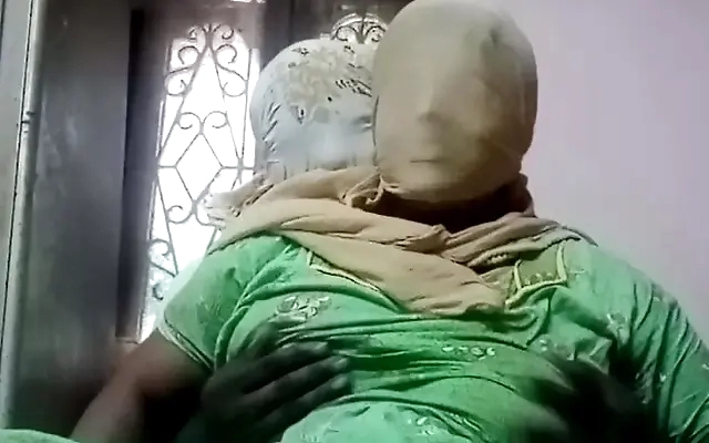 Peguei a safada se masturbando vanto os meus videos porno cheia de tess&atilde;, Eu n&atilde;o perdi tempo e empurrei a pica na nifetinha gostosa