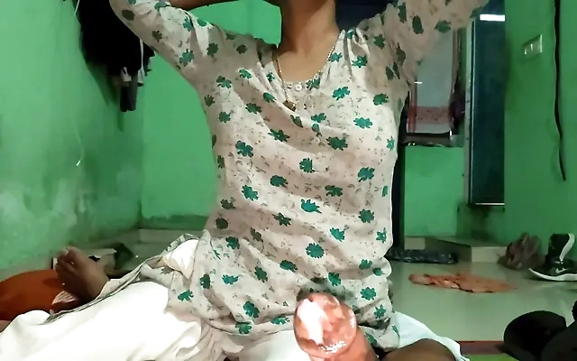 Broma a Shobrina que bote agua en la cocina solo para que me muestre su enorme culo grande tengo sexo con morra sexy.