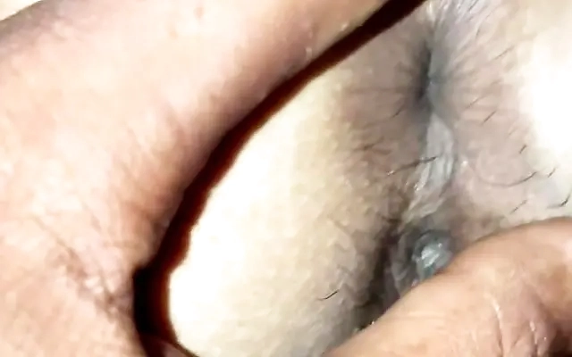Trio caliente, observo a mi esposa teniendo sexo con la amiga y despues me uno a la diversion.