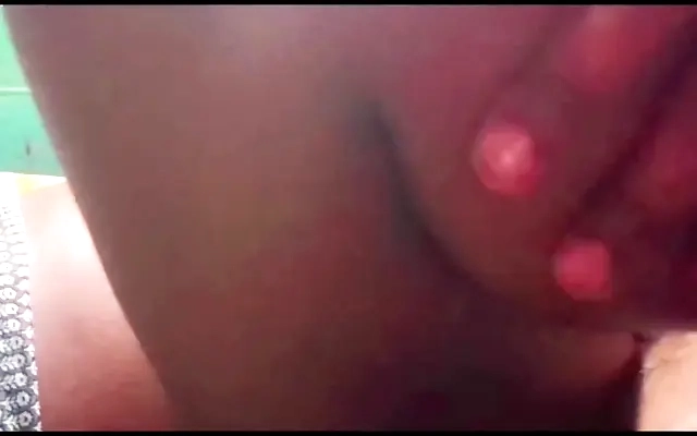 Sirviente venezolana rubia de grandes pechos es follada por viejo y este hace debutar a su hijo a la vez