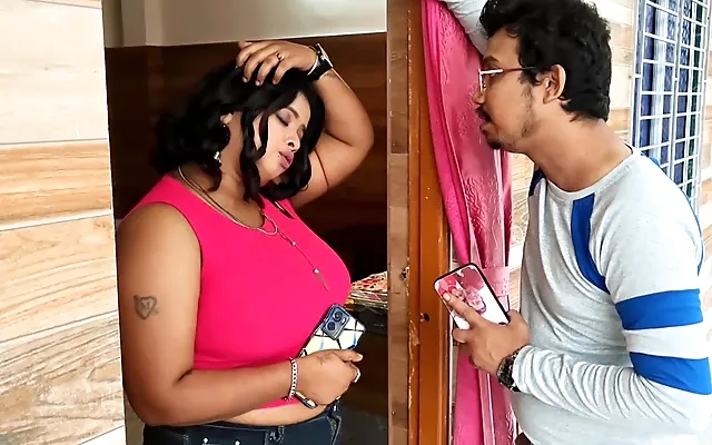 Mi hermanastra aprovecha que nuestros padres no est&aacute;n en casa