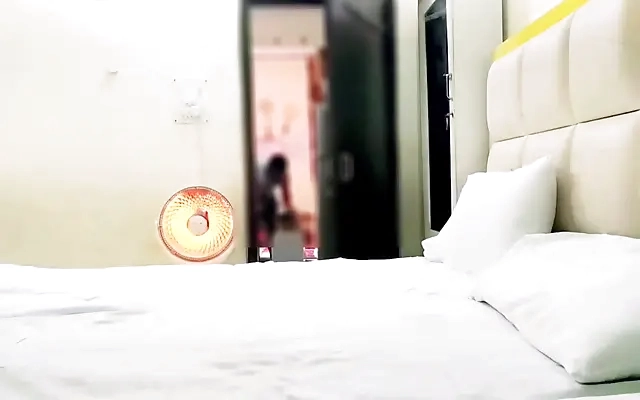 Migrant laborer husband came to his house after 6 months and met his wife